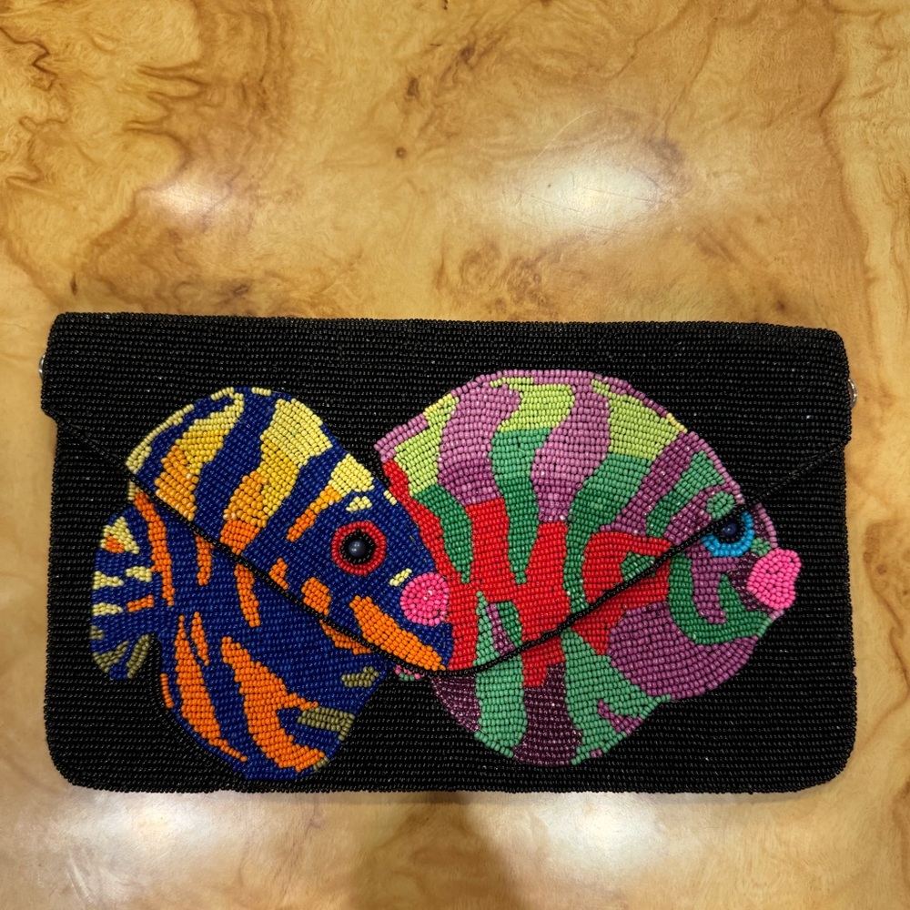 Beaded fish clutch